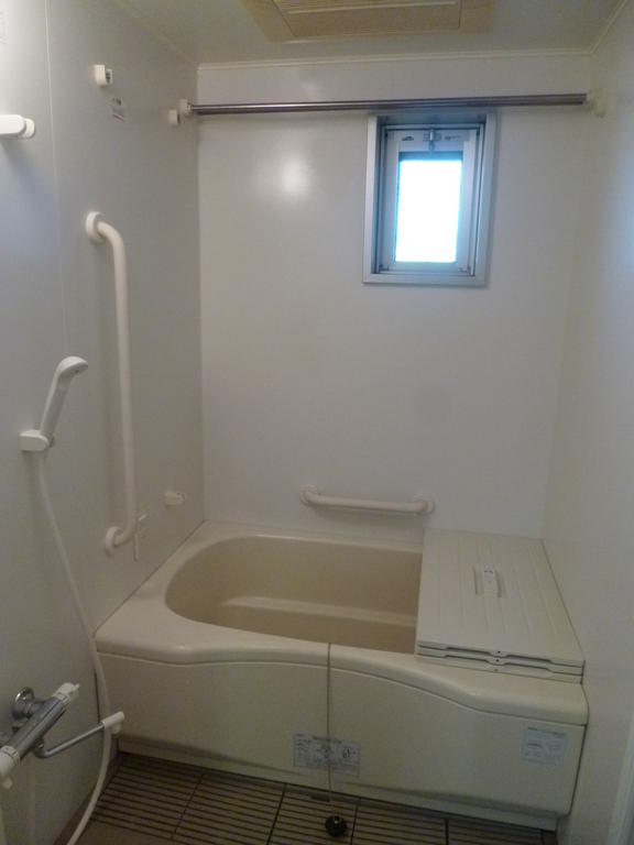Bath. Bright bathroom. Bathroom ventilation dryer, window, With handrail.