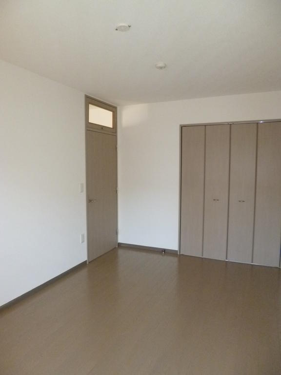 Other room space. Bright Western-style