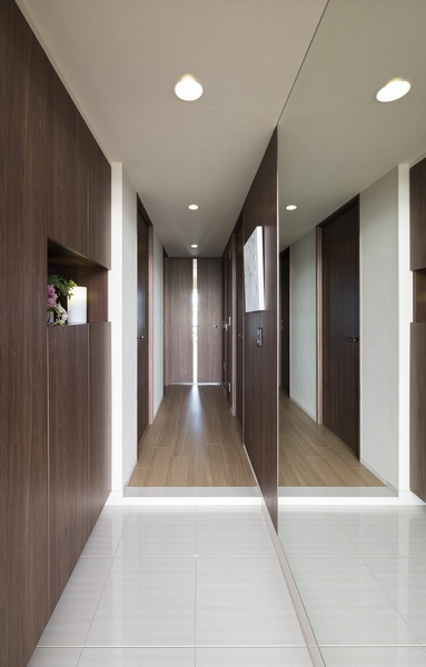 Entrance and corridor. Shoe box with a counter niche, Tobiraura full-length mirror and removable bottom plate, Popular original products with such as the glove compartment tray