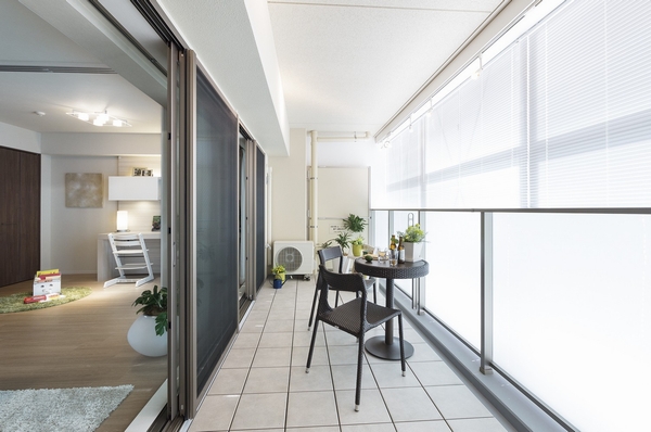 Wide balcony to ensure a depth of about 2m. Put such as a table set is a space where you can enjoy as outdoor living