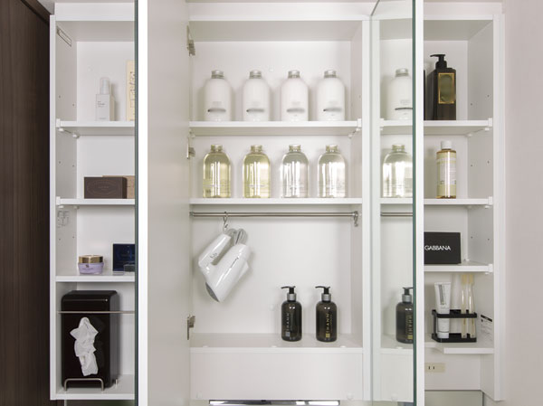 Bathing-wash room.  [Three-sided mirror housing] Adopt a three-sided mirror housed in vanity. Dryer and cosmetics, such as what you need is clean and fit, It is very convenient in everyday life.