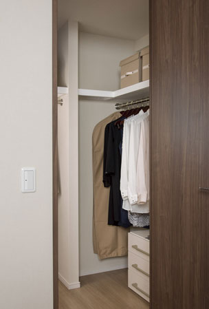 Receipt.  [Storage capacity of enhancement further expand their comfort of the living room] Including the walk-in closet, Closet-type storage with depth, Closet, etc., We prepared an extensive storage space. further, The entrance has been developed taking advantage of the customer's voice "Rakumoa ・ Standard equipped with a shoe box. ". This residence with increased storage capacity, which is indispensable to life.  ※ The number of housing by plan ・ Type is different. (Walk-in closet)