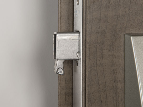 Security.  [Sickle dead lock] Because the sickle of the dead bolt is caught by the frame, Make it difficult to pry open the front door. (Same specifications)