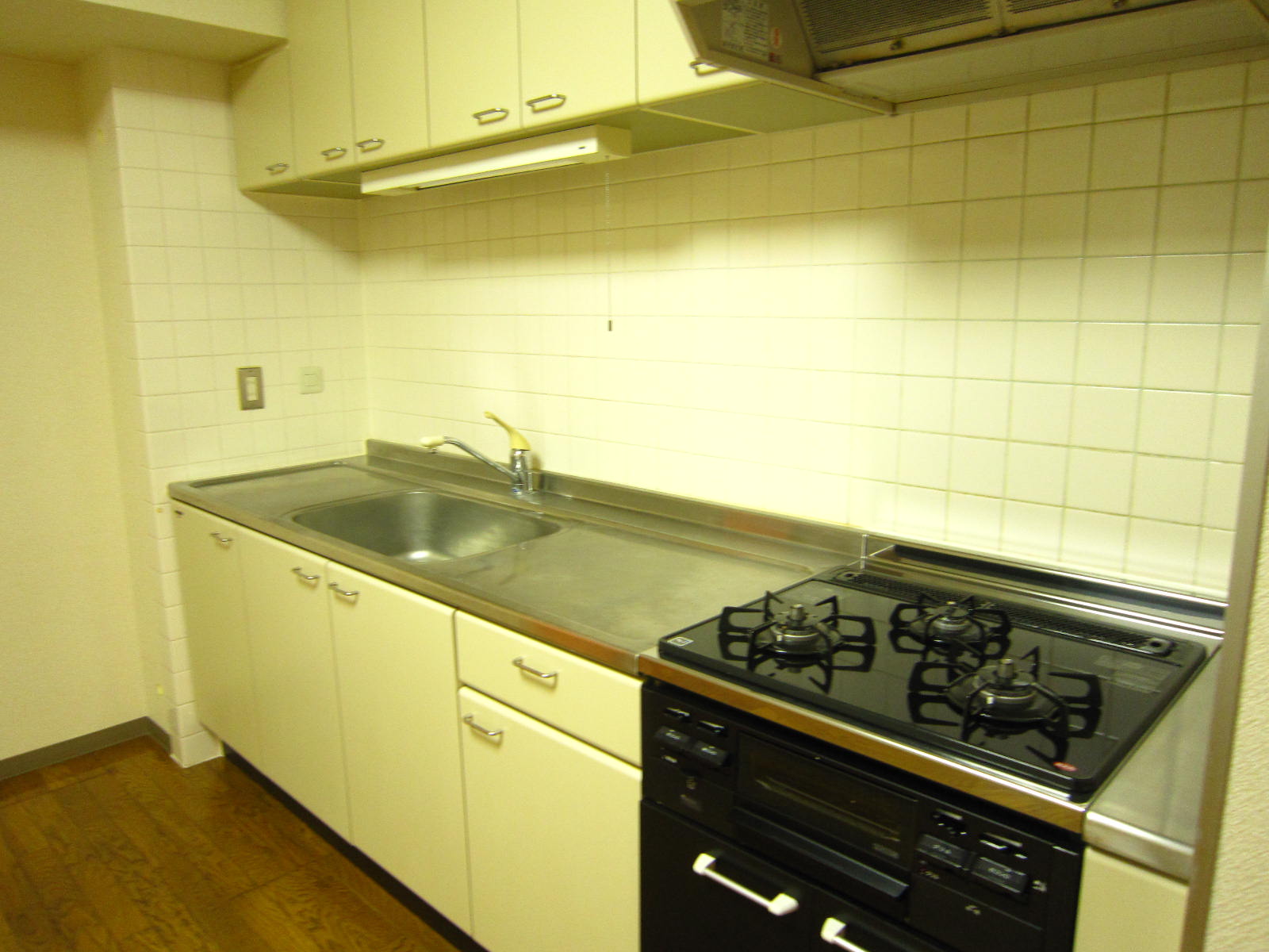 Kitchen. System kitchen, 3-neck with stove. 