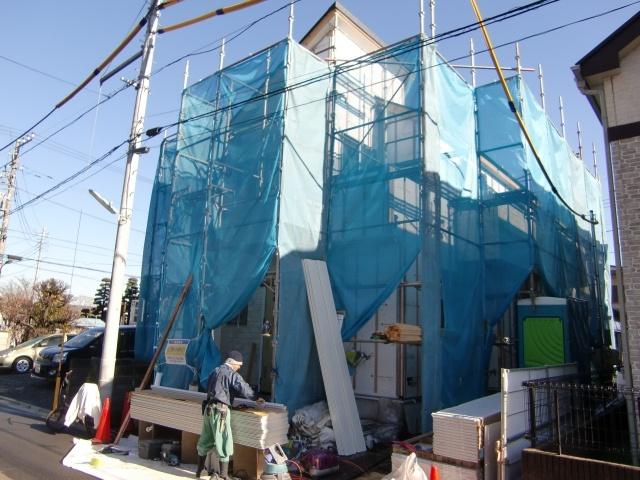 Local appearance photo. It is a great site, facing the wide public road. There is a garden space in the back of a large parking lot.