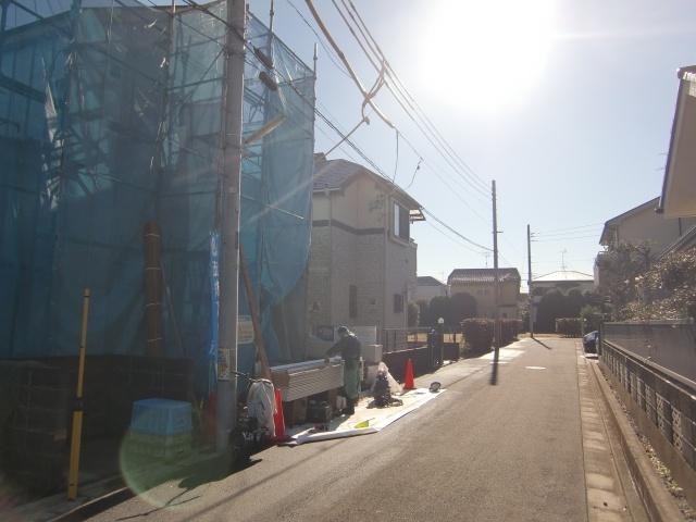 Local photos, including front road. Spacious front road. Effortlessly car out.