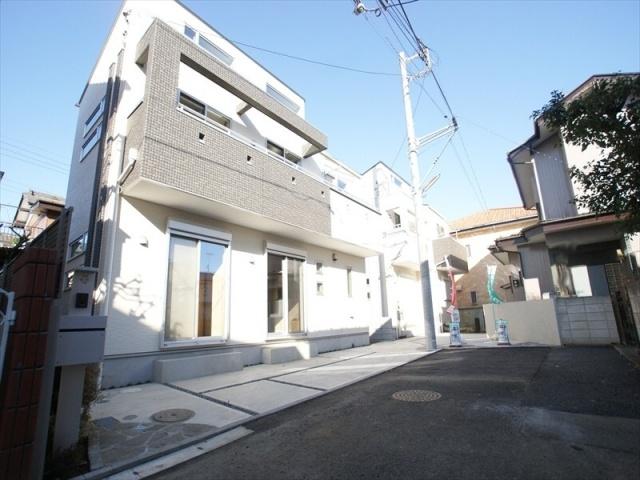 Local photos, including front road. Outer wall is faded ・ 15mm siding adoption of strong power coat to deterioration