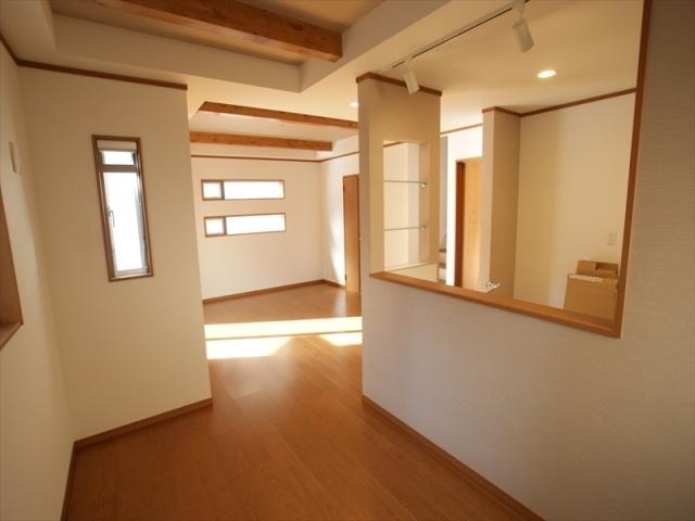 Living. Floor adopts a non-wax flooring. Joinery (door) of the higher specification of the mirror surface material! 