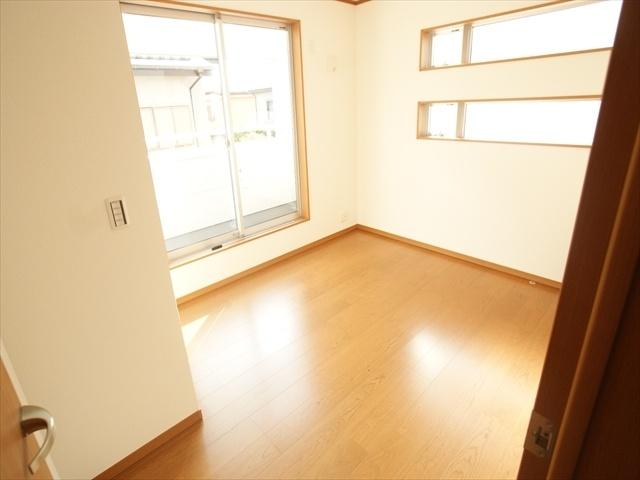 Non-living room. Room is high heat shielding Low-e glass specification. 