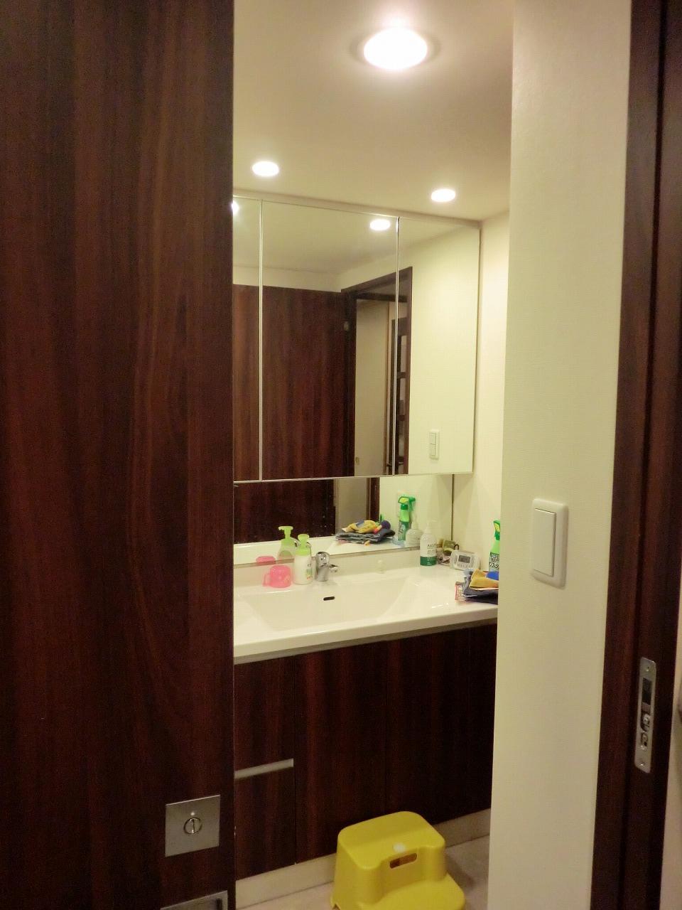 Wash basin, toilet. Indoor (12 May 2013) Shooting