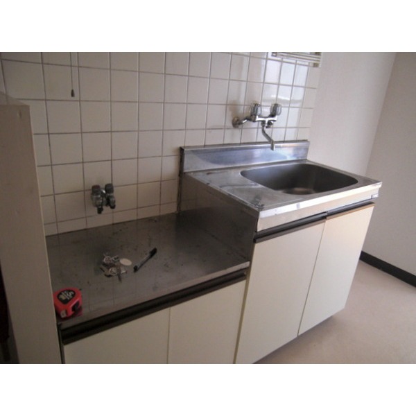 Kitchen. Two-burner stove can be installed