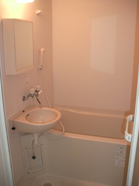 Bath. ☆ It is the bathroom of the two-point unit.