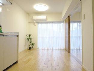 Living. ~ December 13, the interior has been completed ~ Please have a look once a reborn room ◆ Is the opposite-facing rooms and street ◆ Facing south ◆ DK and Western is the movable partition ◆ July 2010 is a large-scale repair work carried out already ◆ Air-conditioned ◆