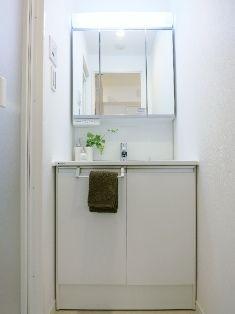 Wash basin, toilet. ~ December 13, the interior has been completed ~