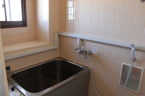 Bath. There is a window in the bathroom ☆ 