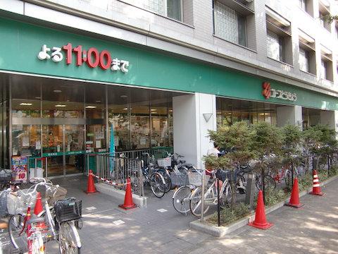 Other local. The main shopping is, Higashifushimi It is Miuraya's or KopuTokyo in front of the station.