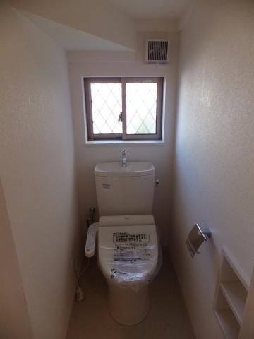 Toilet. 1 ・ The second floor toilet. The first floor is also niche.