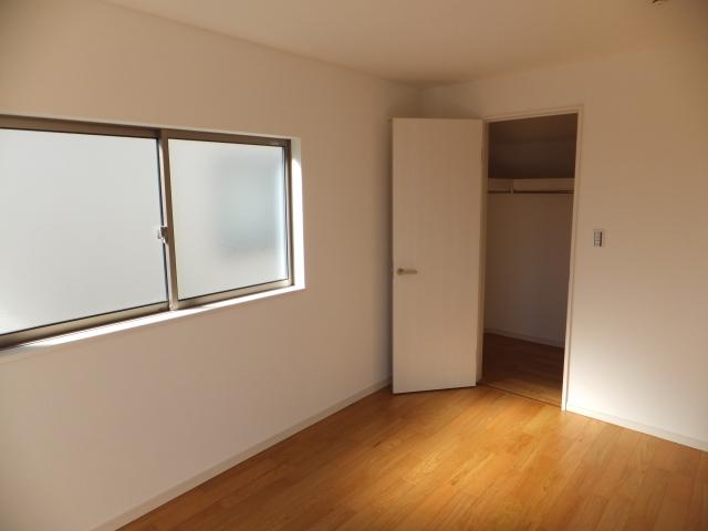 Non-living room. Western 6.7 Pledge and walk-in closet.