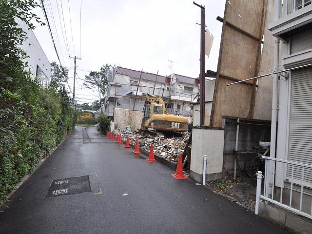 Local photos, including front road. Contact road situation