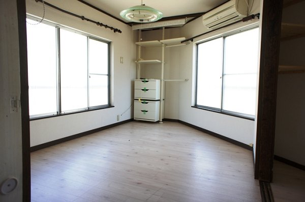 Other room space. ☆ It has become a two-sided lighting flooring.