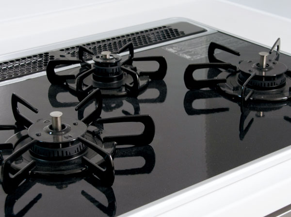 Kitchen.  [Gas range of glass top tone] Equipped with a peace of mind sensor on stove burner. Lighting failure safety device and cooking oil overheating prevention device, There is also a fire-extinguishing feature scorching, It is the latest safety features with a sensor stove.