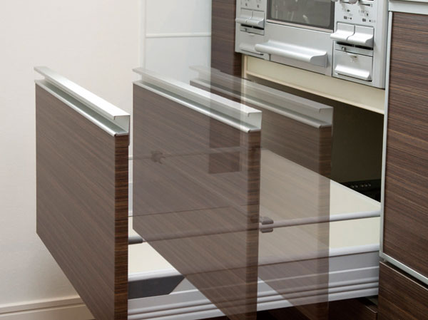 Kitchen.  [Bull motion] Takes a strong brake also close the drawer quietly storage. Smooth door fits also slowly close, Batan seen in the opening and closing door, It is quiet, not a sound that.