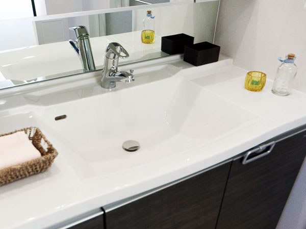 Bathing-wash room.  [Artificial marble bowl integrated counter] Adopt a counter with an integrated counter and bowl. Faucet is convenient to such as shampoo and wash bowl of clean extended nozzle, Multi single lever mixing faucet.