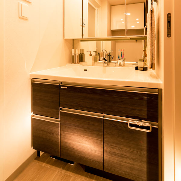 Bathing-wash room.  [bathroom] Ease of use, The back of the mirror has become a Maeru housing the basin accessories. The child mirror was placed under easy-to-use three-sided mirror that for children.  ※ In the apartment gallery, You can see the wash room facilities. (The room is different from the one of this sale)