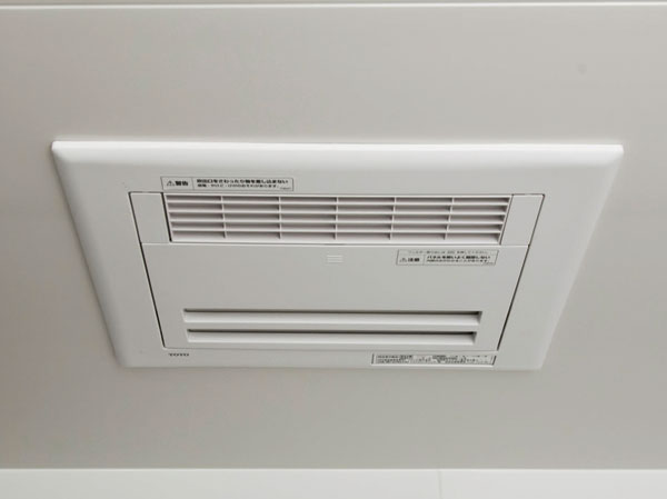 Bathing-wash room.  [Warm and comfortable bathroom ventilation heating dryer] Not only warm and comfortable bathing of the cold season, The bathroom ventilation heating dryer even in the rain of the day or night can dry the laundry has been standard equipment.