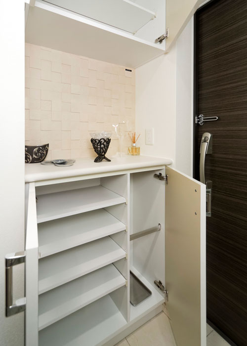 Other.  [Entrance] It has adopted a double lock on the front door of each dwelling unit. Housed established the umbrella Irizuke footwear input. safety, Fine view, We consider the functionality.  ※ In the apartment gallery, Entrance of the equipment can be confirmed. (The room is different from the one of this sale)