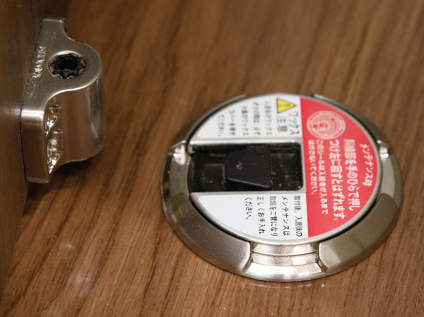 Other.  [Doorstop] Or scratch the door hit the wall, So that it does not or suddenly closed in the wind, Standard equipped with a stopper to keep stopping the door to the LD. There is no worry to stumble because the type that do not jump out from the floor.