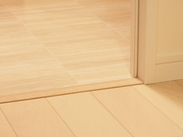 Other.  [Flat Floor] Corridor and each room, kitchen, Adopt a flat floor, which was to reduce the boundary floor of the step of the toilet. To prevent accidents caused by stumbling in advance.  ※ All Listings amenities are the same specification.