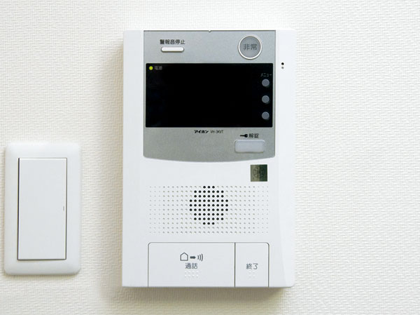 Security.  [Intercom with color monitor] Intercom with color monitor that can be firmly confirm the visitor in the color monitor. Because the color monitor, Image is easy to see, Confirmation of a suspicious person is also easy. (Same specifications)