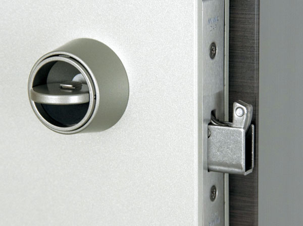 Security.  [Thumb turn turning ・ It assumed a variety of tricks, such as pry] Thumb turn with a crime prevention that can not be not and unlocking around while knob. Adopt a strong sickle dead bolt on all locksmith to pry by bar. (Same specifications)