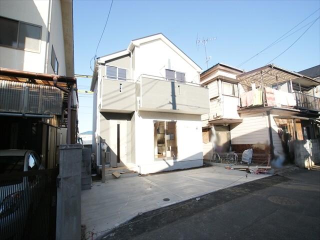 Local photos, including front road. Leafy quiet residential area