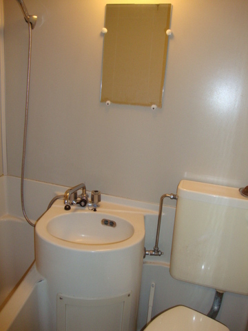 Washroom. Basin space