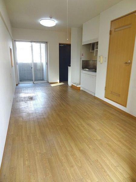 Living and room. There is a window to the north, Ventilation is also good