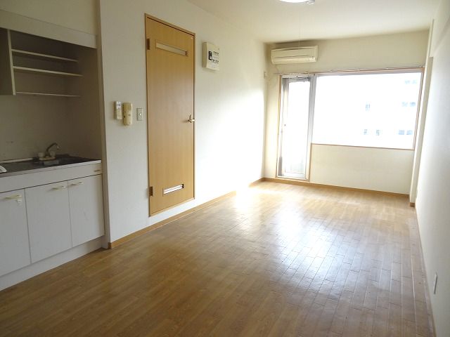 Living and room. Day & ventilation is undisputed!