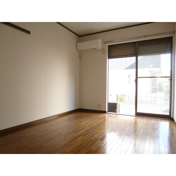 Living and room. There is a feeling of opening.