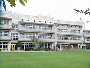 Hekizansho School (7 min walk ・ 530m, Photo) schoolyard has been planted on one side (3400 sq m) lawn. Hoya junior high school 9 minute walk (660m)