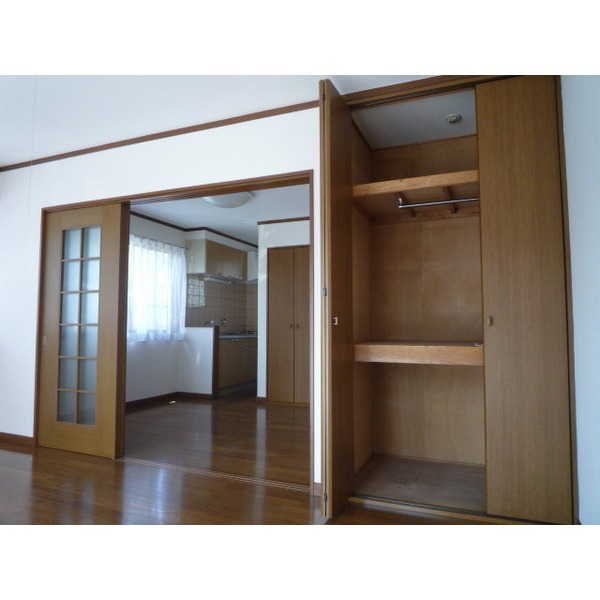 Living and room. Rooms are spacious