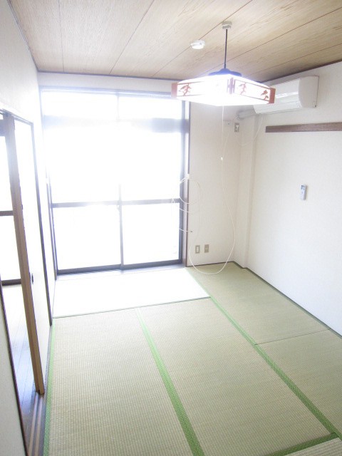 Living and room. Tatami to settle