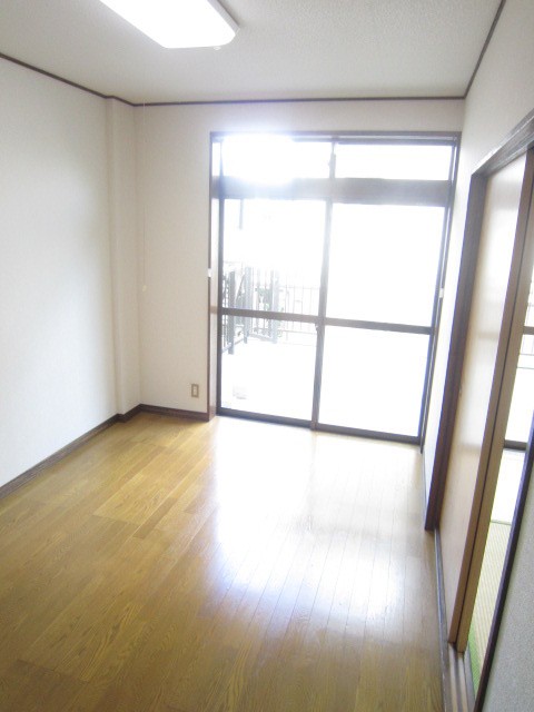 Living and room. Akari plenty