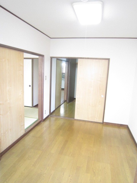 Living and room. Dining also use Kokochiyoshi