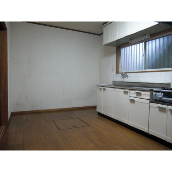 Kitchen. Kitchen wide space