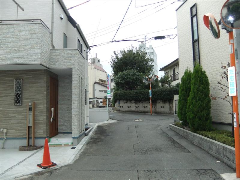 Local photos, including front road. Walk up to Hibarigaoka Station 4 minutes!