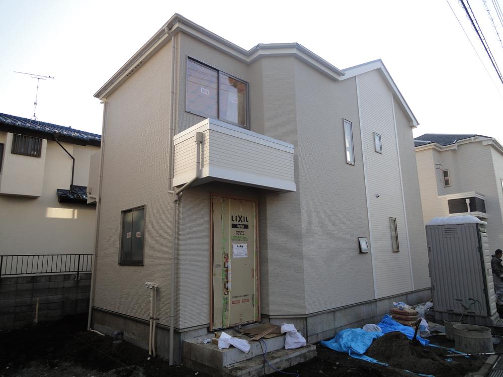 Local photos, including front road. Spacious front road.