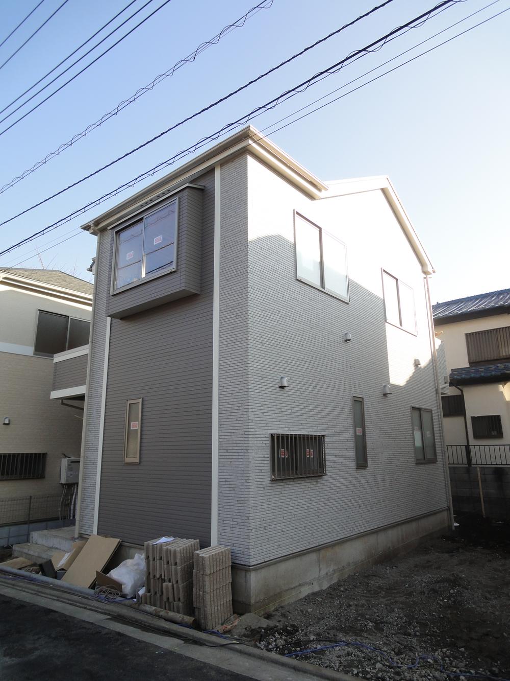 Local photos, including front road. Car loading and unloading easy.