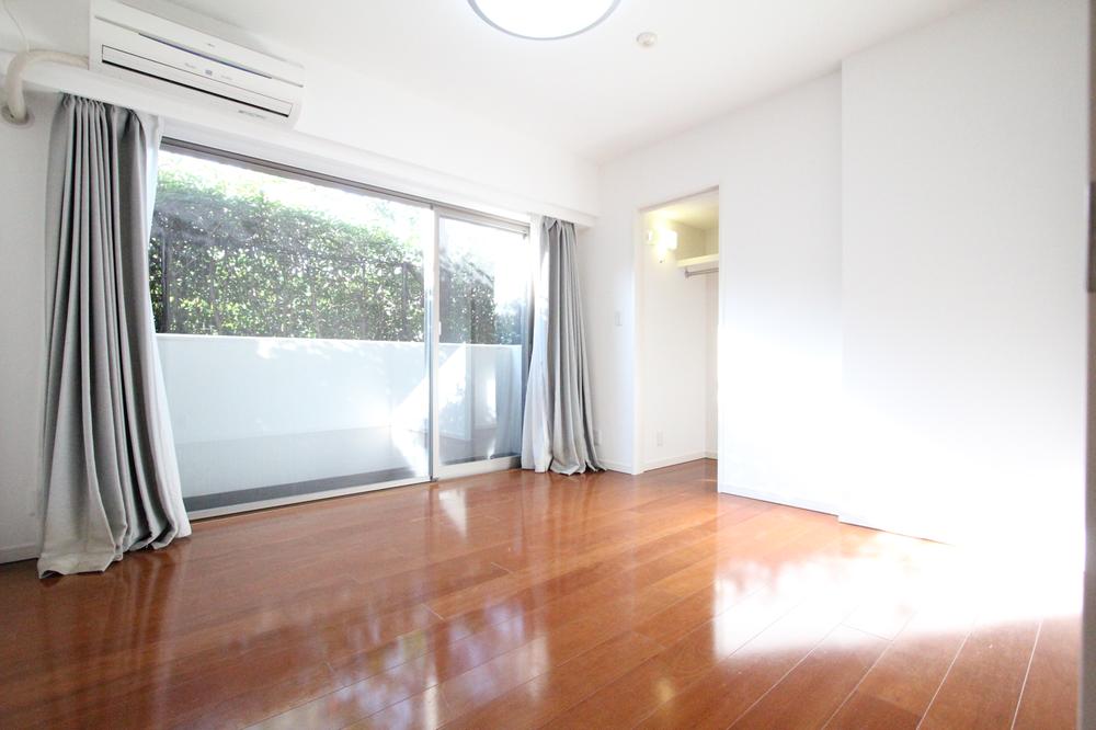 Living. Distinctive living large windows ☆ Air conditioning one Installed.