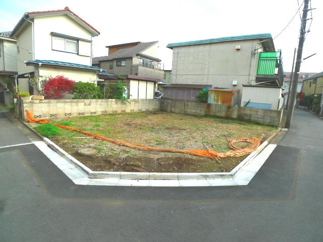 Local photos, including front road. Selling local photo (before construction)